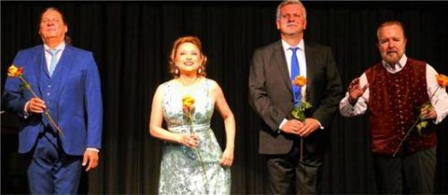 Kammersänger Oskar Hillebrandt (rechts) mit drei der Absolventen beim Konzert im vergangenen Jahr. Foto janka