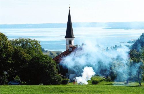 Kanonenklänge kündigen das festliche Kirchenpatrozinium in Hittenkirchen an. Foto Hötzelsperger