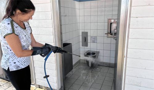 Keine Chance für hartnäckigen Schmutz: Mit Spezialreiniger und Hochdruckreiniger rückt Burgunde Buchholzer selbst den schwersten Verschmutzungen auf den Toiletten an der A 94 zu Leibe. Foto Hoog