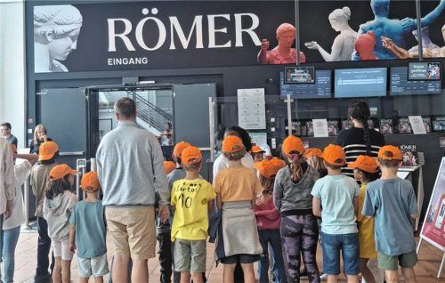Kinder des Stadtjugendrings Rosenheim besuchen die Römerausstellung im Lokschuppen. Foto Stadtjugendring Rosenheim
