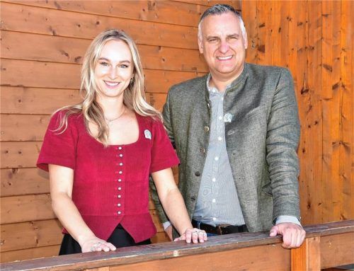 Klaus Hertreiter und Verena Fischer vom Wirtschaftlichen Verband freuen sich auf das Herbstfest. Im Gepäck haben sie auch zahlreiche Neuheiten. Foto Schlecker