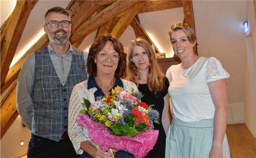 Kommen und gehen: (von links) Bürgermeister Stefan Kattari verabschiedet Caroline Zeisberger und begrüßt Lotti Loscar und Janina Laska als neue Büchereileiterinnen. Foto hEder