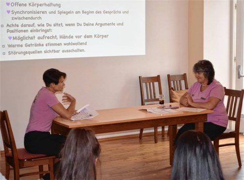 Konfliktarbeit: Tatjana Fuchs (links) und Eva Mühlbacher simulieren eine ungünstige Gesprächssituation. Foto Eder