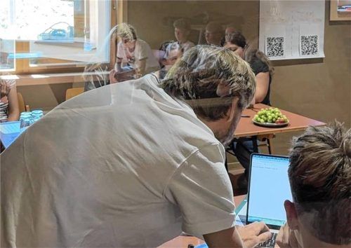 Konzentriert arbeiten die Projektleiter und Schüler an ihren Themen. Foto Impact Hub Traunstein