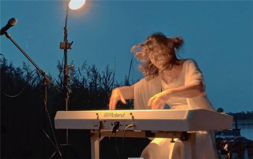 Konzertpianistin Katerina Antonova in der Naturloge des Schafwaschener Segelvereins. Foto re