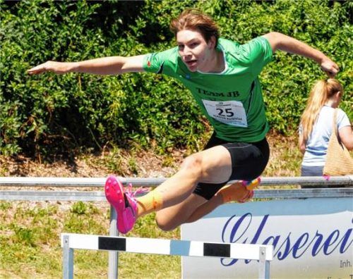 Korbinian Asanger vom SV Schloßberg-Stephanskirchen wurde Meister über 300 Meter Hürden der M15.Foto Stuffer