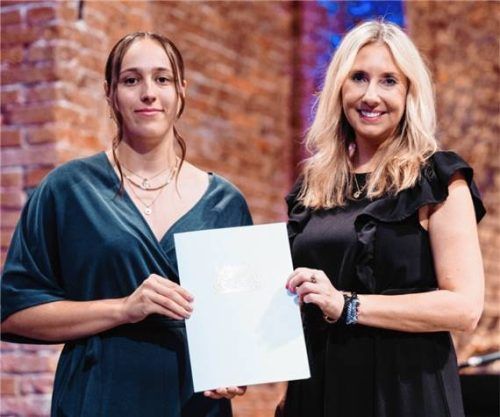 Kultusministerin Anna Stolz (rechts) gratuliert Marisa Metschkoll, der Jahrgangsbesten der Romed-Berufsfachschule für Pflege Wasserburg, bei der Ehrung in der Allerheiligen-Hofkirche der Münchner Residenz. Foto re
