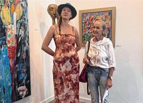 Kunst verbindet Generationen: die Künstlerin Greta Fischer (rechts) und Lia Katharina Partsch, Künstlerin und Leiterin des Studio 5 in Prien. Foto Studio 5