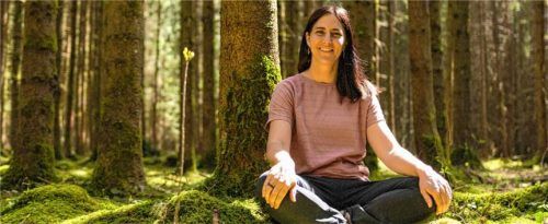 Kursleiterin Andrea Stephan lädt zum Waldbaden ein. Foto Markt Prien