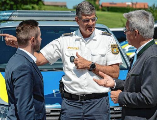 Landtagsabgeordneter Daniel Artmann (links) und Landrat Otto Lederer (rechts) hoffen darauf, dass bald Verwaltungshelfer bei den Kontrollen unterstützen können. Foto Baumeister