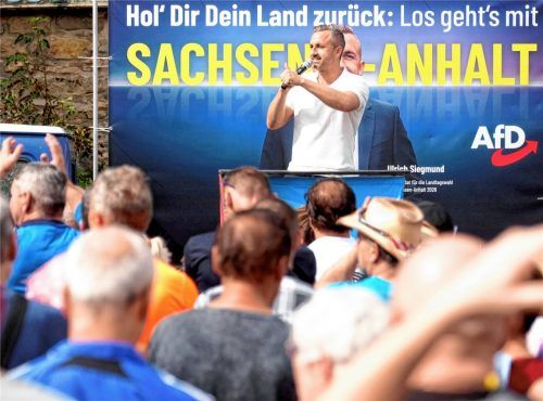Laut einer aktuellen Umfrage liegt die AfD in Sachsen-Anhalt bei 43 Prozent. Ulrich Siegmund, Spitzenkandidat der AfD zur Landtagswahl in Sachsen-Anhalt, spricht bei einer Kundgebung seiner Partei. Foto dpa