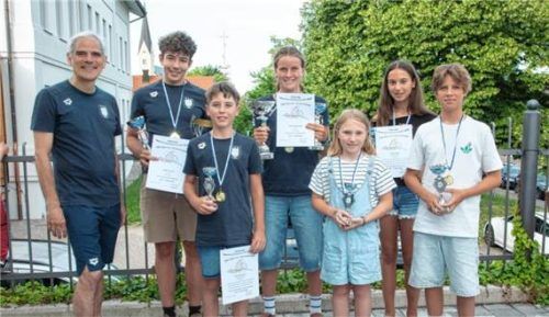 Lauter Sieger: (von links) Matthias Vieweger mit den Vereinsmeistern Julian Fromm, Dominik Paul, Anna Wandinger, Anna-Lena Bauer, Clara Haas und Oliver Fietzek. Foto Berger