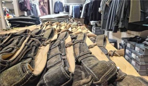 Lederhosen über Lederhosen gibt es in den Rosenheimer Trachtengeschäften.