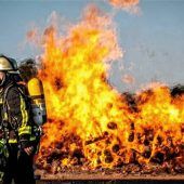 Vier Holzlagerplätze in Flammen