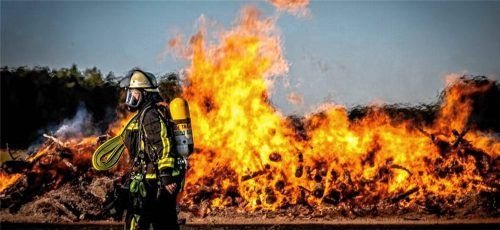 Lichterloh brannte der Holzlagerplatz bei Polsing (Gemeinde Palling) am Samstag. Foto 112News/M.Benje