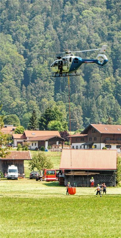 Löschfahrzeuge und Hubschrauber waren auf einer Wiese in Oberwössen stationiert.