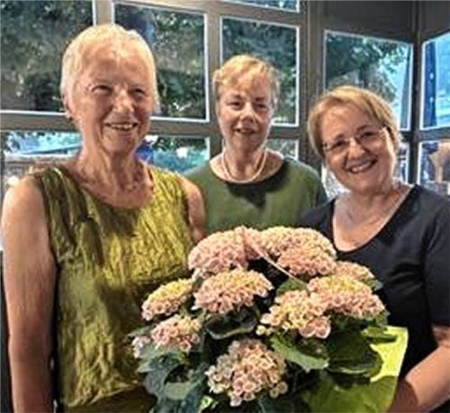 Margot Hartenstein und Petra Dähne werden für ihr langjähriges Engagement in der Bücherei Oberaudorf geehrt.