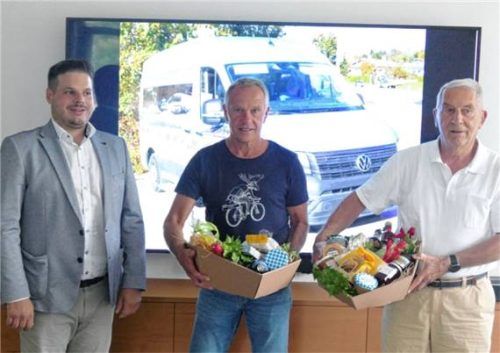 Martin Aerzbäck (links) von der Abteilung Mobilität im Landratsamt Rosenheim dankte Georg Baumann aus Obing (Mitte) und Dieter Bormann aus Gstadt für ihre langjährigen ehrenamtlichen Einsätze am Steuer des Bürgerbusses Chiemsee. Foto re