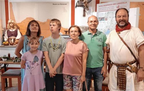 Martina Ziereis (links) und Matthias Ziereis (rechts) mit Familie Langer. Foto Gemeinde Seeon-Seebruck