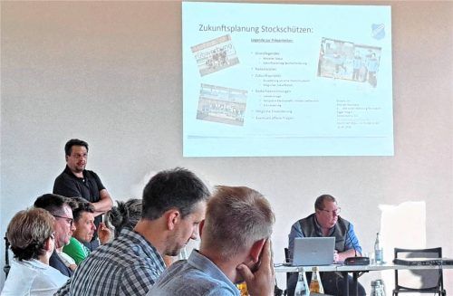 Michael Neumeier, Leiter der Abteilung Stockschützen vom SV Schechen (hinten links stehend), stellt das Projekt „Weitschussbahn“ dem Gemeinderat vor. Foto Strim
