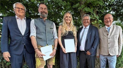 Michael Scheurl und Julia Neumeier sind die Prüfungsbesten bei den Bäckern. Obermeister Stefan Neumeier (links) Ehrenkreishandwerksmeister Gerhard Kotter (Zweiter von rechts) und Prüfungsvorsitzender Klaus Schneider (rechts) gratulierten.Foto wittenzellner