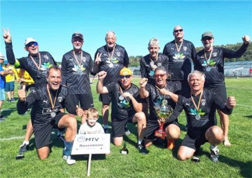 Mit der Silbermedaille um den Hals feierten die Rosenheimer Ü60-Faustballer in Unterfranken.Foto MTV Rosenheim