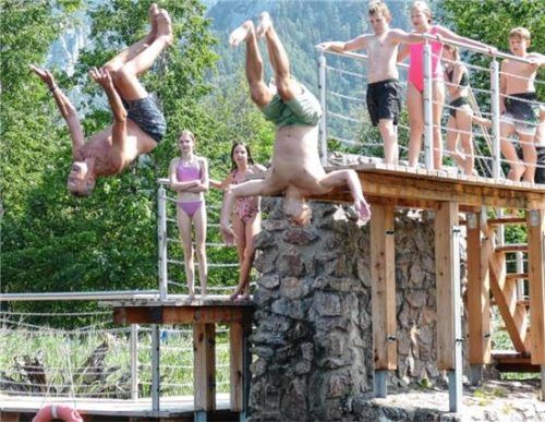 Mit einem gekonnten Rückwärtssalto eröffnete InzellsBürgermeister Michael Lorenz (rechts) das Finale beim Sprungwettbewerb vom Dreimeterbrett. Foto  Wegscheider