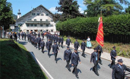 Mit großem Stolz auf die eigene Vergangenheit zog die Feuerwehr durch Oberaudorf. Foto Schmidt