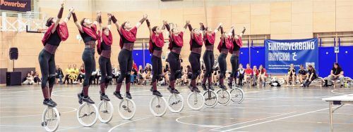 Mit großer Leidenschaft und enormem Ehrgeiz hat das Einradteam des TSV Gars schon viele Erfolge gefeiert. So auch hier bei der bayerischen Meisterschaft Einrad-Freestyle 2026 in München, wo die Großgruppe teilnahm. Foto Konstantin Höhne