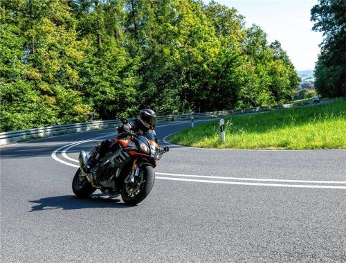 Mit mehr als 60 km/h zu viel auf dem Tacho wurde ein Biker am Sudelfeld erwischt. Foto dpa (Symbolfoto)