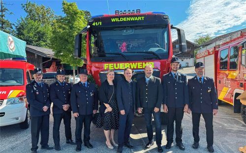 Mitglieder der Feuerwehr Wildenwart und die drei Bürgermeister von Frasdorf vor dem neuen Einsatzfahrzeug LF 20 KatS.