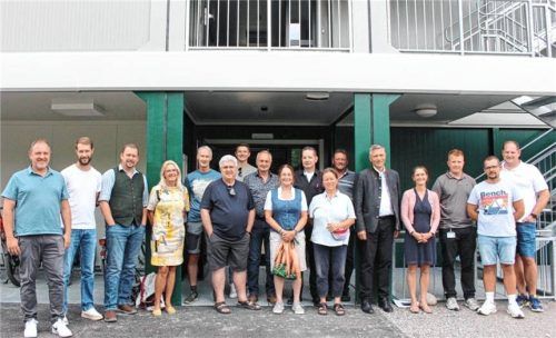 Mitglieder des Gemeinderats von Großkarolinenfeld stehen vor der neu errichteten Asylbewerberunterkunft an der Pfälzerstraße. Foto Gemeinde Großkarolinenfeld