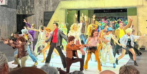 Mitreißende Choreografien und farbenprächtige Kostüme entführen ins Brooklyn der 1970er-Jahre. Andrea de Majo (im roten Hemd) überzeugt als Tony Manero.Fotos Pfurtscheller