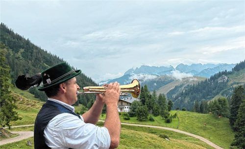 Musik mit Fernblick: Erst nach der Veranstaltung riss das Wetter auf und Paul Pertl gab ein kleines Trompetenständchen. Foto Elisabeth Kirchner