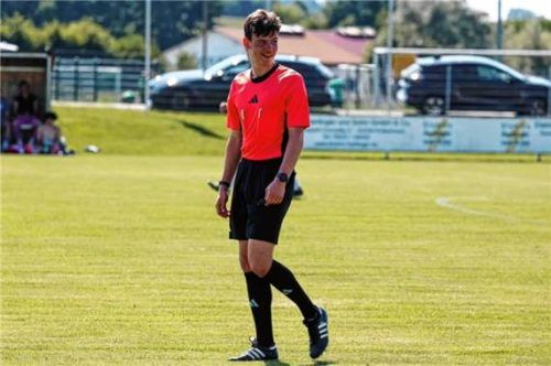 Musterbeispiel: Der erst 16-jährige Felix Brendtner vom SV Wacker Burghausen hat innerhalb von eineinhalb Jahren den Aufstieg vom Jugend-Schiedsrichter in die Herren-Kreisliga geschafft.Foto Kamhuber