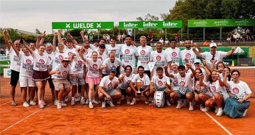 Nach dem Auswärtsspiel in Mannheim fand direkt die Pokalübergabe statt – inmitten jubelnder Sechzger-Tennis-Fans.