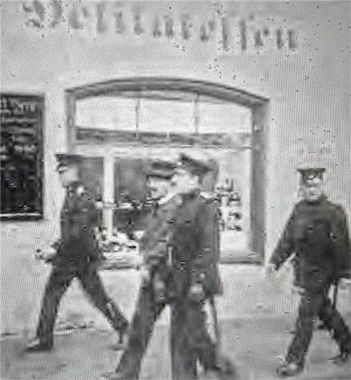 Neugierige Blicke von Anwohnern begleiten den Lustmörder Jakob Huber auf dem Weg durch die Stadt zum Traunsteiner Landgericht.

Traunsteiner Stadtarchiv, Oberkandler