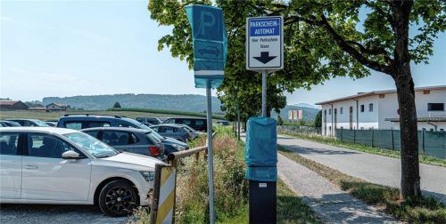 Noch sind die Parkautomaten an den öffentlichen Parkplätzen in Bad Endorf verhüllt. Ab 1. September aber werden an ihnen Parkgebühren zu entrichten sein. Foto  Thomae