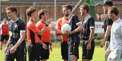 Nur noch für den Handschlag auf dem Platz: Schiedsrichter Stephan Wagensohner (Mitte) durfte die Partie nicht mehr zu Ende führen.Foto Walter Semerad