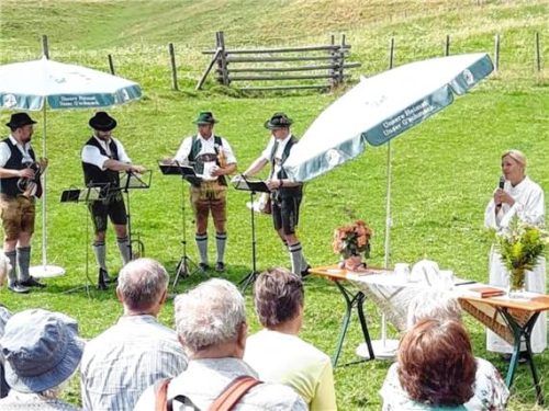 Nußdorfer Weisenbläser und Seelsorgerin Hannelore Maurer. Foto Hötzelspereger