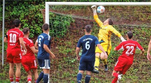 Oberbergkirchens Kapitän Matthias Greimel (links) bringt seine Farben hier gegen den TSV Babensham in Führung.Foto Christian Butzhammer