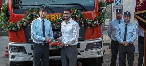 Oberbürgermeister Abuzar Erdogan übergibt den Schlüssel für das neue Löschgruppenfahrzeug LF20 an Kommandant Marco Höllmüller (links).Foto Freiwillige Feuerwehr Happing