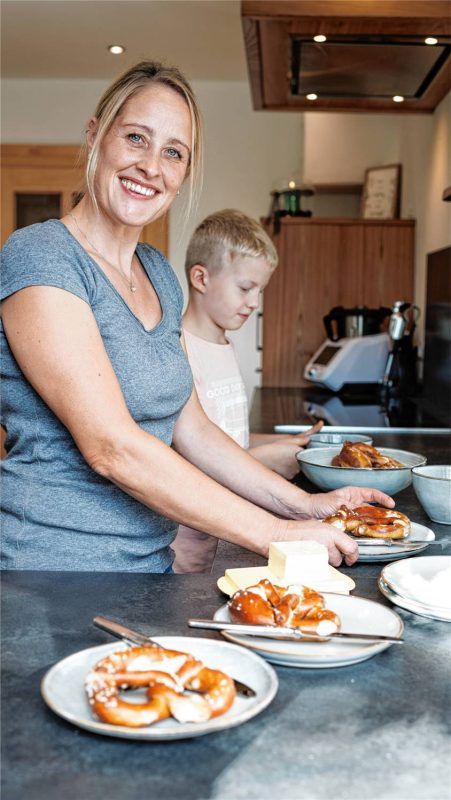 Oft hilft sie im Haushalt beim Putzen oder Kochen: Dorfhelferin Resi Perl unterstützt Familien in schweren Zeiten. Foto KDHB