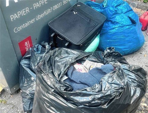 Oft wird der Unrat einfach neben den Containern abgestellt. Foto Privat
