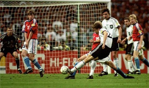 Oliver Bierhoff (schießt) erzielte am 30. Juni 1996 das Golden Goal im Finale der Europameisterschaft in England.Foto Imago