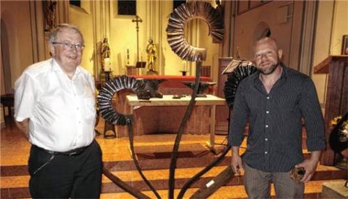 Organist Josef Still (links) und Kunstschmied Josef Still, der Skulpturen und Ambosse mitgebracht hatte. Foto franke