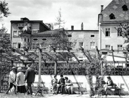 Parkbänke im Riedergarten in den 60er-Jahren.