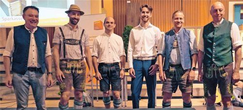 Paul Resch vom Ausbildungsbetrieb Schreinerei Schützinger in Traunstein (Dritter von links) ist Innungssieger. Es gratulierten (von links) Obermeister Andreas Weinzierl, Lehrlingswart Alexander Eckart, Werkstattmeister Erich Langwieder, Florian Schützinger und Prüfungsvorsitzender Gerhard Fuschlberger. Foto Wittenzellner