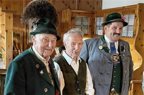 Peter Aicher (Mitte) feierte seinen 90. Geburtstag im Kreise von Familie und Weggefährten – darunter auch Leopold Schlosser aus Atzing (links) und Simon Vögl aus Rohrdorf.