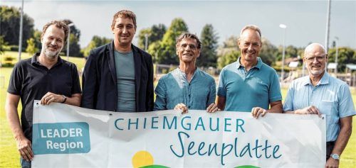 Präsentieren das Banner der Leader-Region Chiemgauer Seenplatte: (von links) Christian Fechter (LAG-Manager und Geschäftsführer), Herbert Strauch (Vorsitzender Chiemgauer Seenplatte und Bürgermeister Übersee), Dr. Ulrich Cuntz (TSV-Vorsitzender), Anton Baumgartner (Bürgermeister Breitbrunn) sowie Johann Kölbl (Amt für Ernährung, Landwirtschaft und Forsten (AELF). Foto re